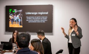 Paola Alzate hablando sobre autoconocimiento en el liderazgo ante una audiencia empresarial