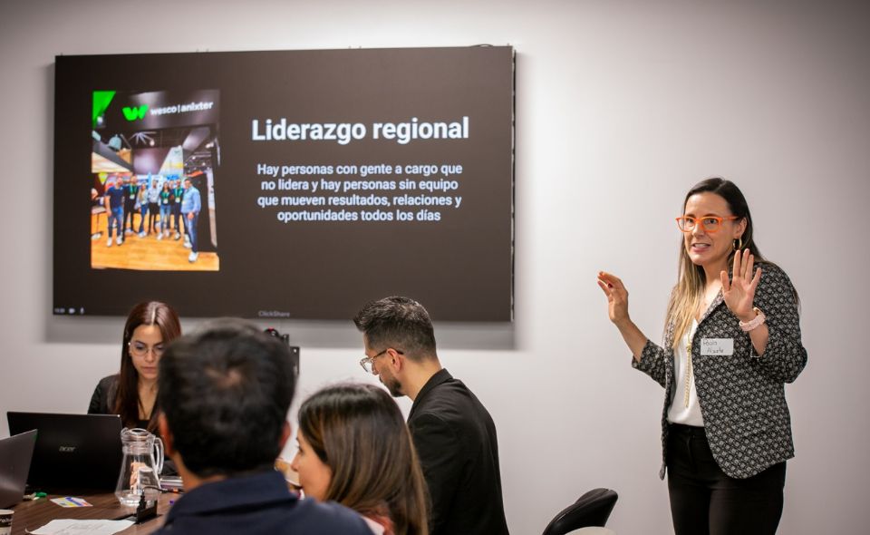 Paola Alzate hablando sobre autoconocimiento en el liderazgo ante una audiencia empresarial